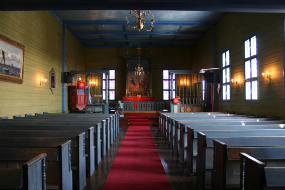 Fil:Blomvåg kyrkje Kirkesal fremre.jpg