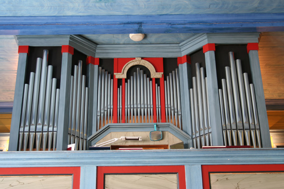 Fil:Blomvåg kyrkje Orgel 2.jpg