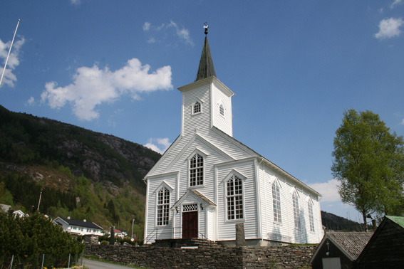 Fil:Bruvik kyrkje Fasade 2.jpg