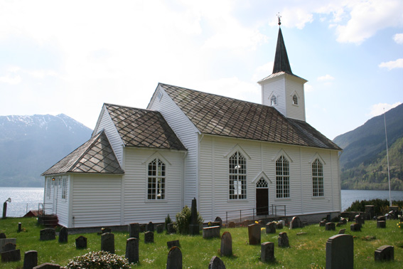 Fil:Bruvik kyrkje Fasade 4.jpg