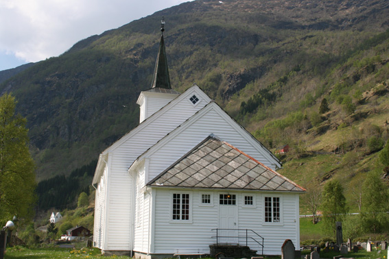 Fil:Bruvik kyrkje Fasade 7.jpg