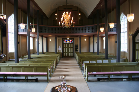 Fil:Bruvik kyrkje Kirkerom bakre.jpg