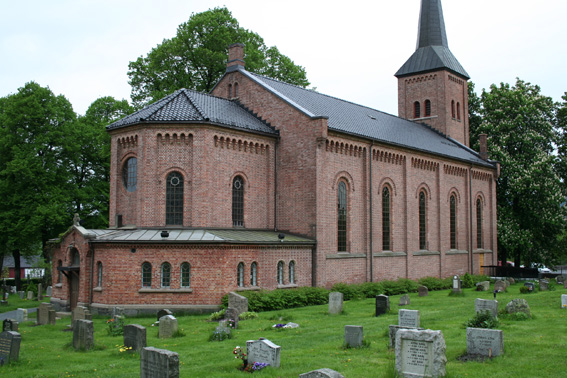 Fil:Bryn kirke, Bærum Fasade 4.jpg