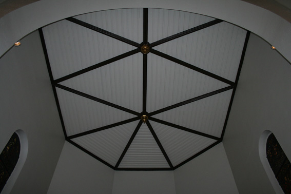 Fil:Bryn kirke, Bærum Himlimg over kor.jpg