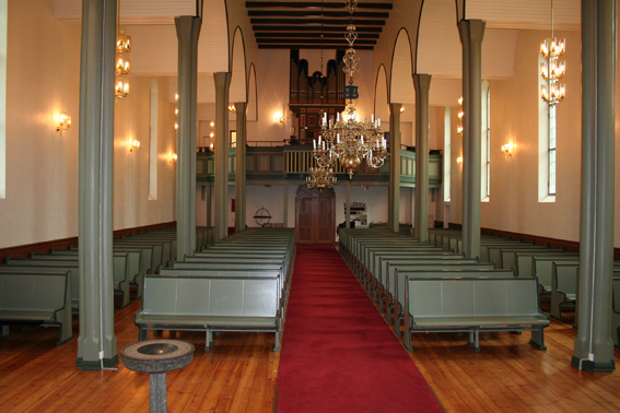 Fil:Bryn kirke, Bærum Kirkerommet sett fra kor.jpg