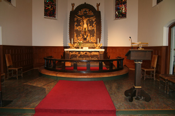 Fil:Bryn kirke, Bærum Koret med alterparti.jpg