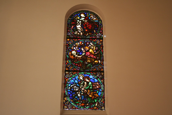 Fil:Bryn kirke, Bærum Vindusmalerie 1.jpg