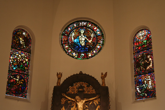 Fil:Bryn kirke, Bærum Vindusmalerie 2.jpg