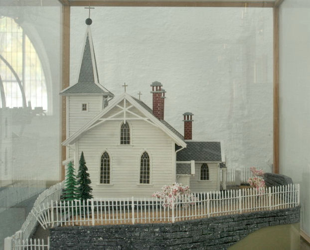 Fil:Dale gamle kyrkje, nordsida, modell, AMH 2008.jpg