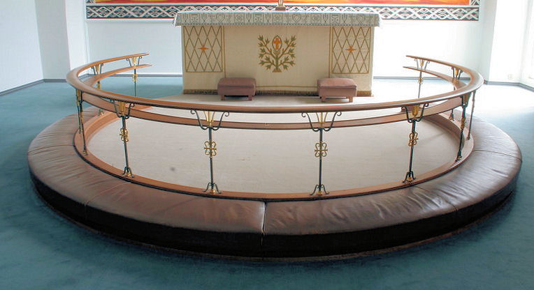Fil:Dale kyrkje, altar og altarring, AMH 2008.jpg