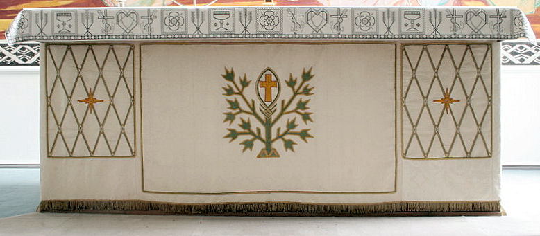 Fil:Dale kyrkje, antependium, AMH 2008.jpg