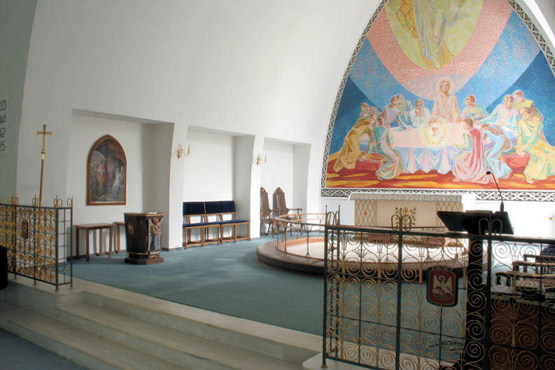 Fil:Dale kyrkje, interiør mot nordaust i koret, AMH 2008.jpg