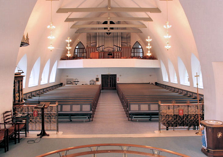 Fil:Dale kyrkje, interiør mot vest 1, AMH 2008.jpg