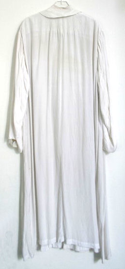 Fil:Dale kyrkje, silkeskjorte, kvit, AMH 2008.jpg