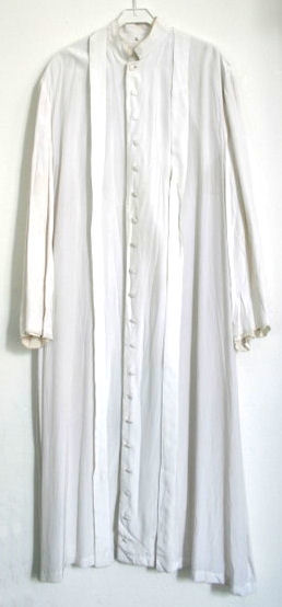 Fil:Dale kyrkje, silkeskjorte, kvit, forside, AMH 2008.jpg