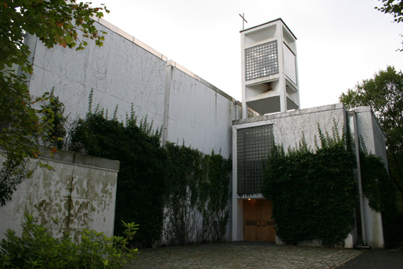 Fil:Eidsvåg kirke Fasade 2.jpg