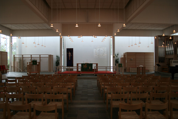 Fil:Eidsvåg kirke Kirkerom fremre.jpg