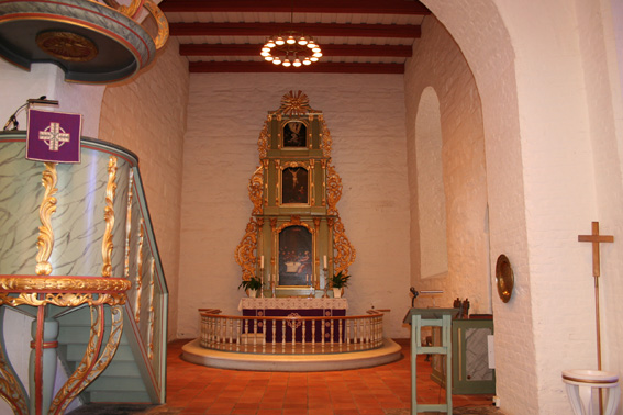 Fil:Eidsvoll kirke Koret med alterparti.jpg