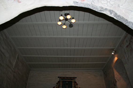 Fil:Enebakk kirke Himling over kor.jpg