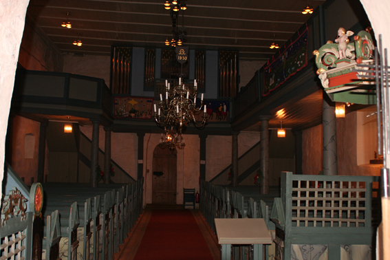 Fil:Enebakk kirke Kirkerommet bakre.jpg