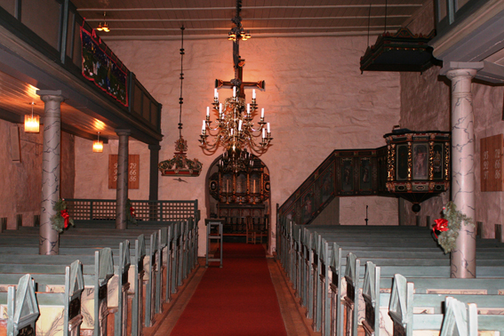 Fil:Enebakk kirke Kirkerommet fremre.jpg