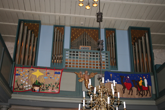 Fil:Enebakk kirke Orgelet 1.jpg