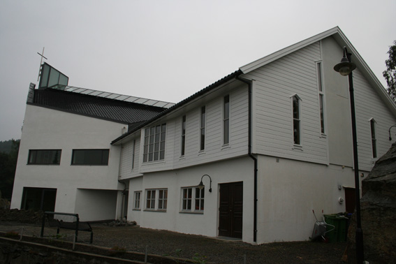 Fil:Erdal kirke Fasade 2.jpg