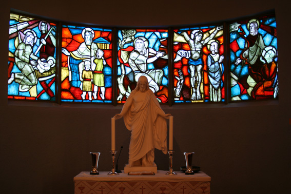 Fil:Førde kyrkje Altervindu.jpg