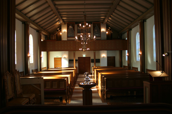 Fil:Førde kyrkje Kirkerom bakre.jpg