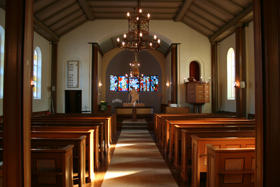 Fil:Førde kyrkje Kirkerom fremre.jpg