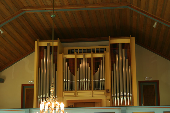 Fil:Fedje kyrkje Orgel 2.jpg