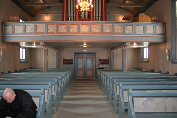 Fil:Feiring kirke Kirkerommet sett fra kor.jpg
