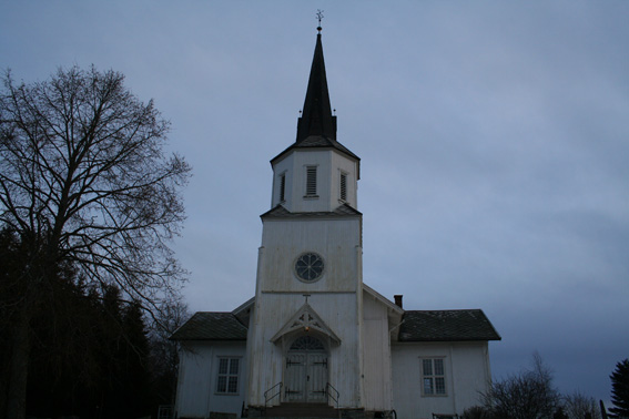 Fil:Fenstad kirke Fasade bilde 5.jpg