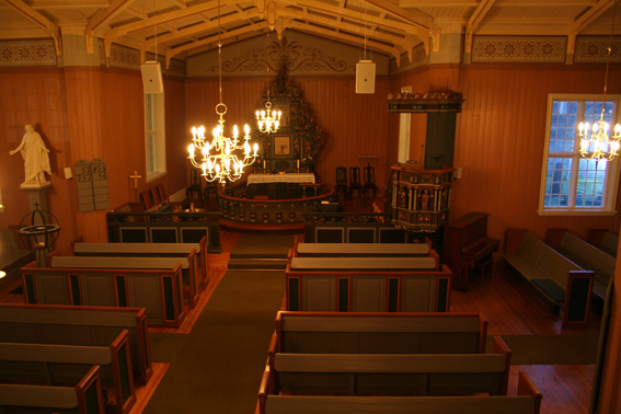 Fil:Fenstad kirke Kirkerommet fra galleri.jpg