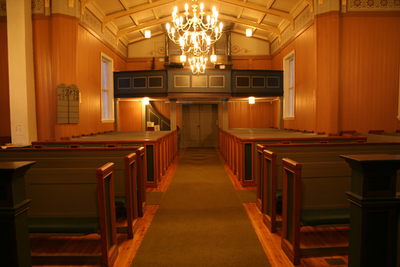 Fil:Fenstad kirke Kirkerommet fra kor.jpg