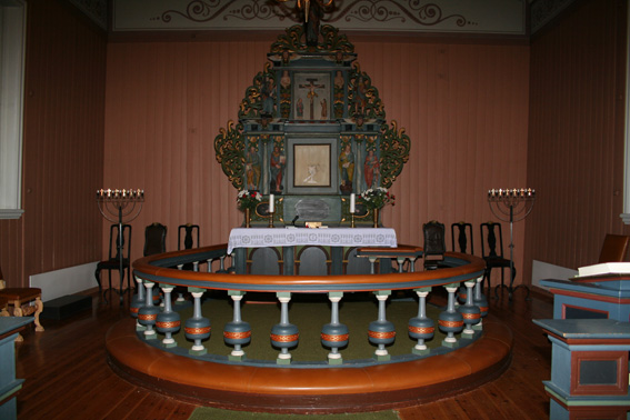 Fil:Fenstad kirke Koret med alterparti.jpg