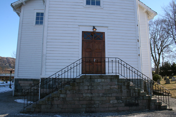 Fil:Fitjar kyrkje Hovedinngang.jpg