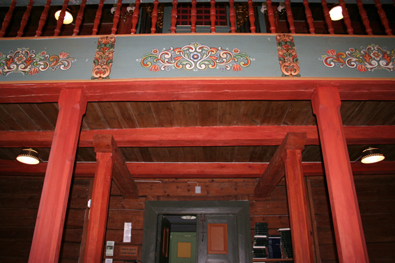 Fil:Fjelberg kyrkje Parti u.galleri.jpg