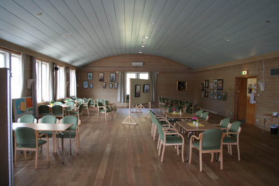 Fil:Fjell kyrkje, Sotra Menighetssal.jpg