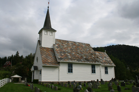 Fil:Frøyset kyrkje, Masfjorden Fasade 3.jpg