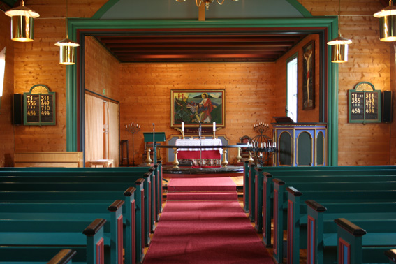 Fil:Frøyset kyrkje, Masfjorden Kirkerom fremre.jpg