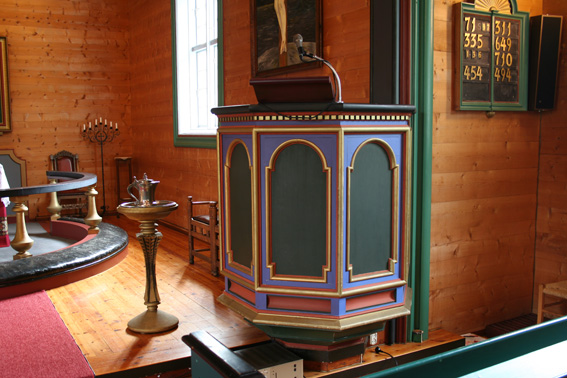 Fil:Frøyset kyrkje, Masfjorden Prekestol 1.jpg