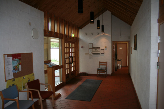 Fil:Fridalen kirke Våpenhus.jpg