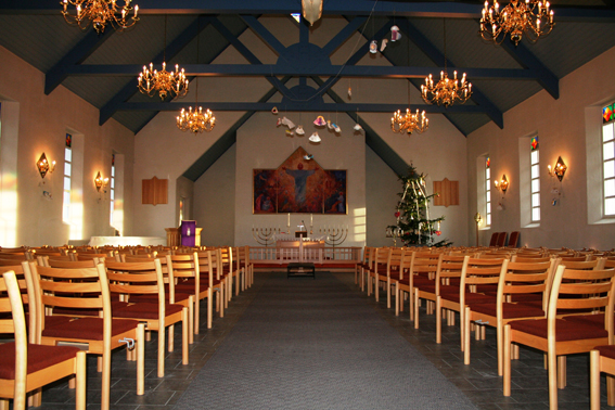 Fil:Frogn kirke Kirkerommet fremre.jpg