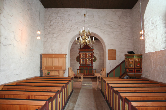 Fil:Frogner gamle kirke, Sørum Kirkerommet sett fra bakdør.jpg