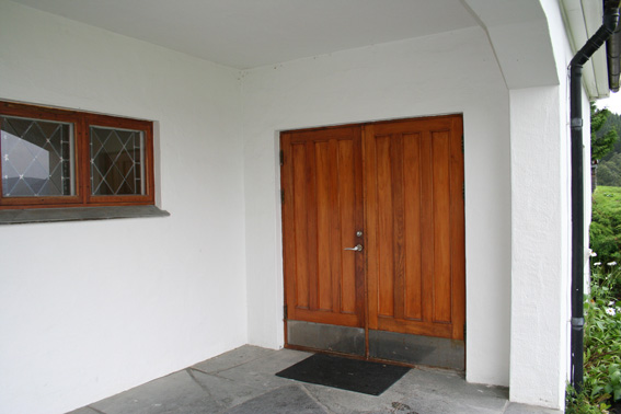 Fil:Fusa kyrkje Hovedinngang.jpg