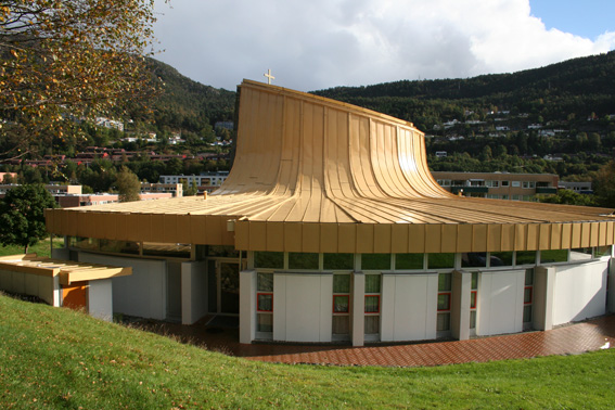 Fil:Fyllingsdalen kirke Fasade 6.jpg