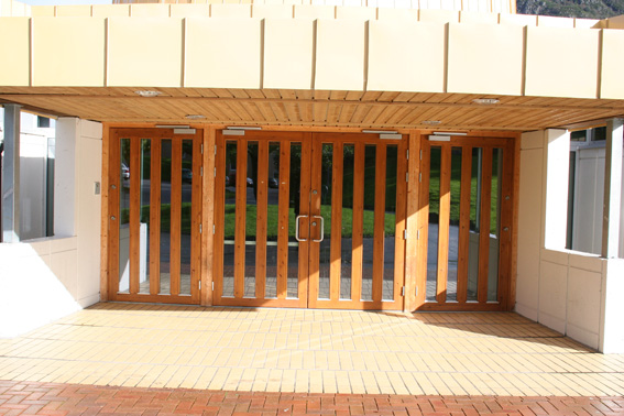 Fil:Fyllingsdalen kirke Hovedinngang.jpg