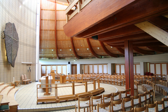 Fil:Fyllingsdalen kirke Kirkerom.jpg