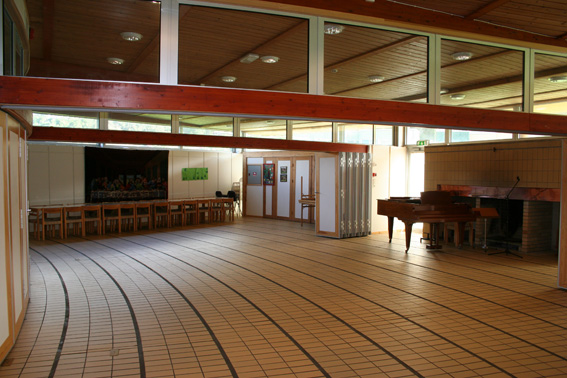 Fil:Fyllingsdalen kirke Menighetssal.jpg